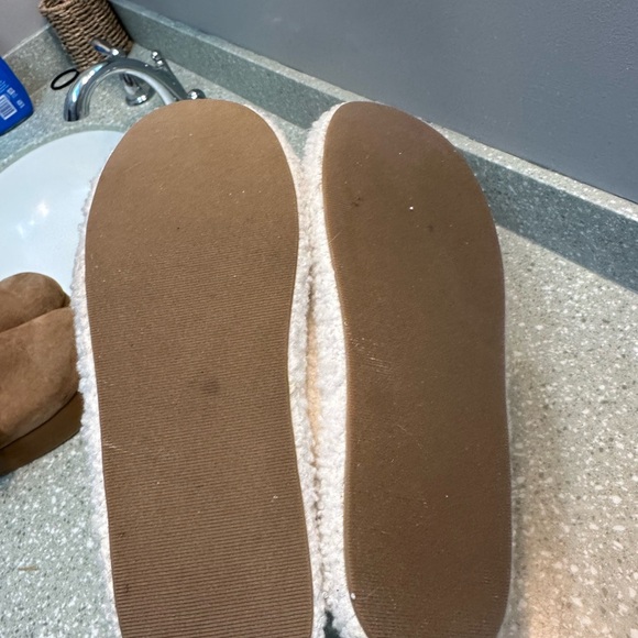 Cozy White Fuzzy Slippers size 9 perfect - Picture 6 of 6
